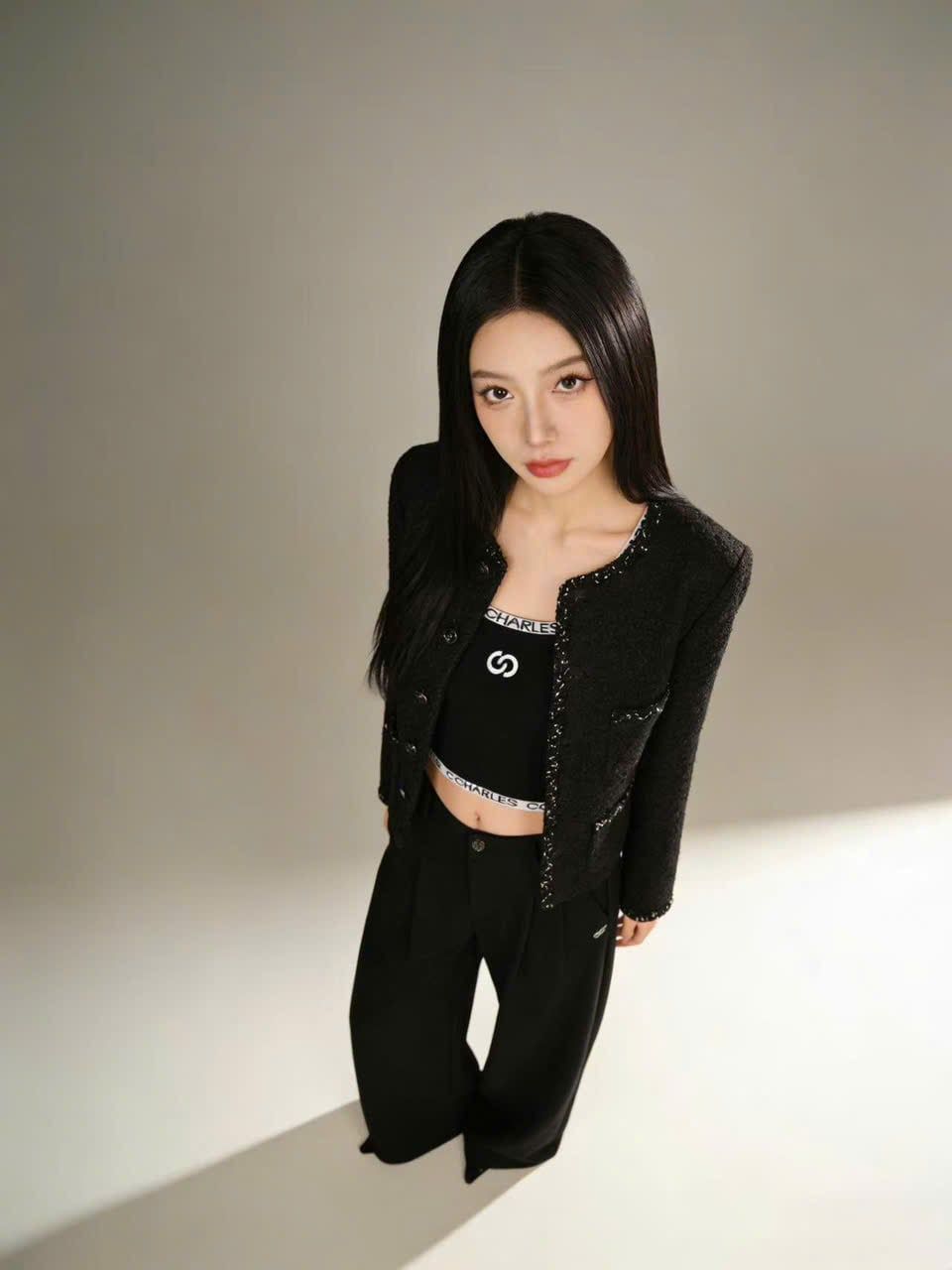 Áo tweed đen, tay nơ 