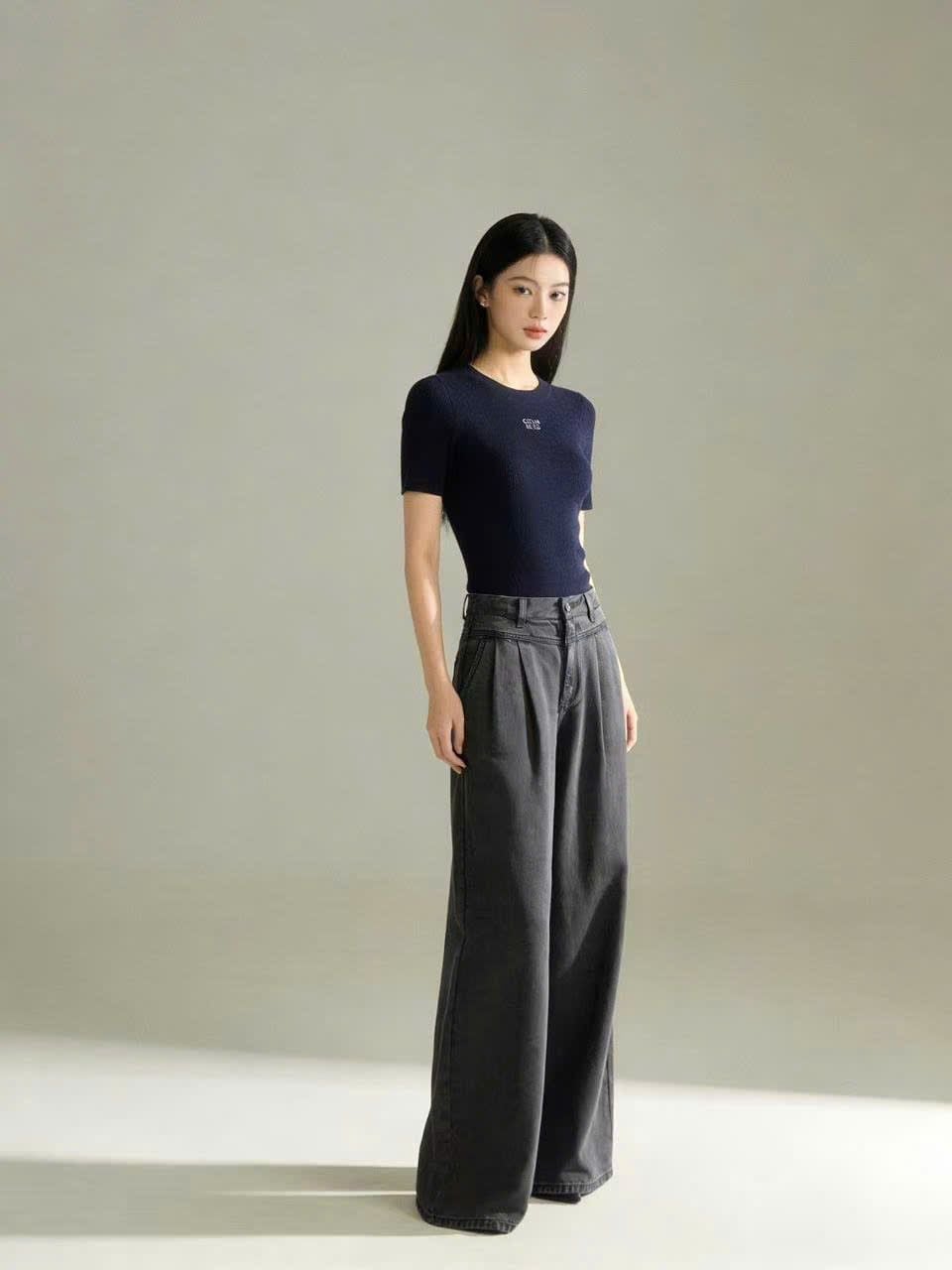  Áo ngắn tay xanh navy đậm, chữ ngực đính đá 