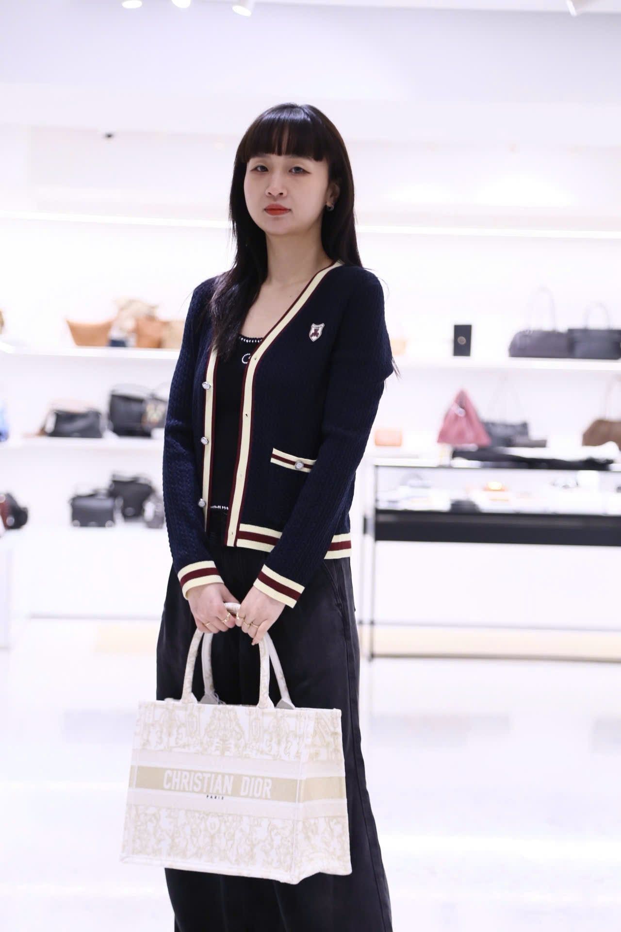  Áo CDG cổ V, màu xanh viền vàng, logo huy hiệu 