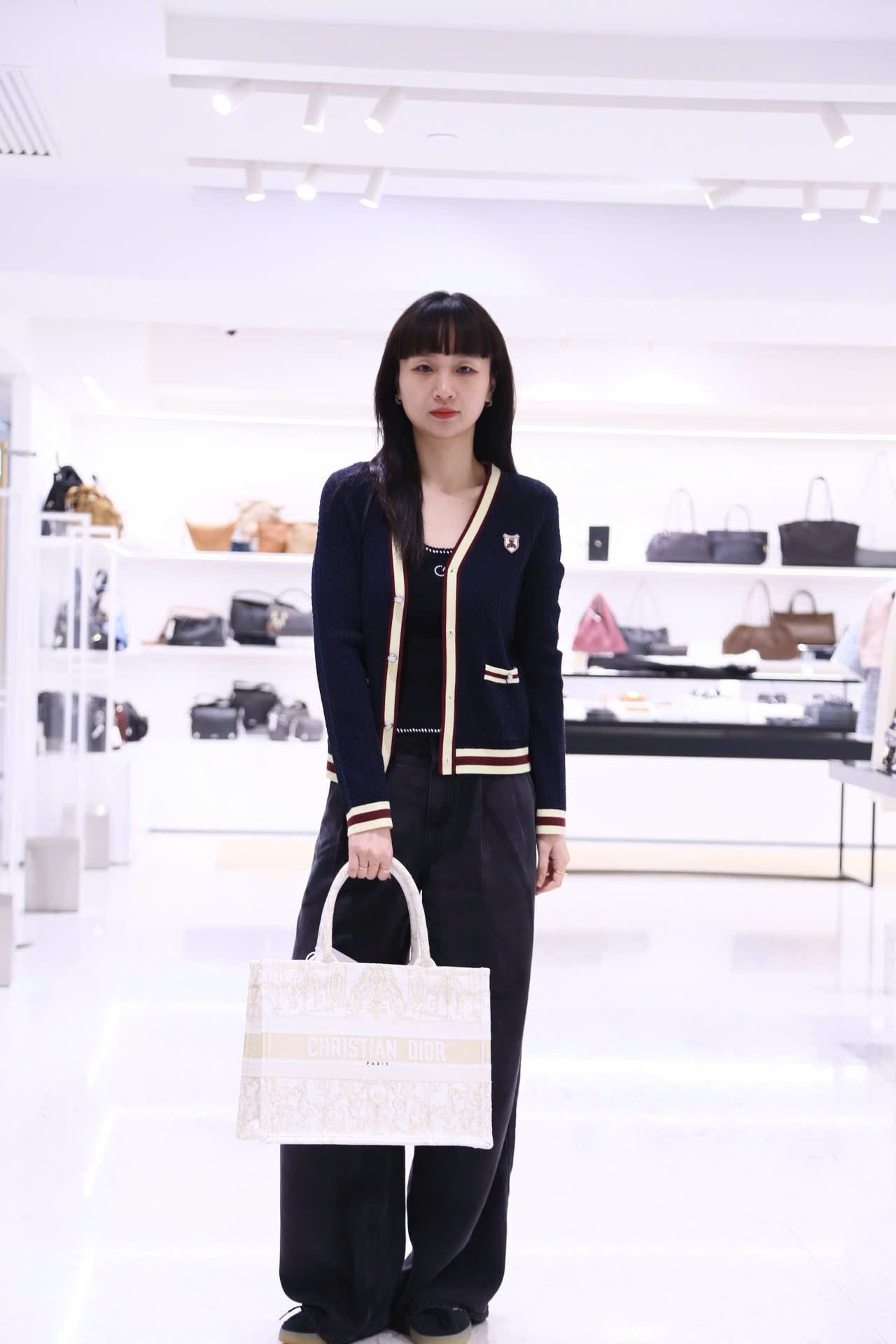  Áo CDG cổ V, màu xanh viền vàng, logo huy hiệu 