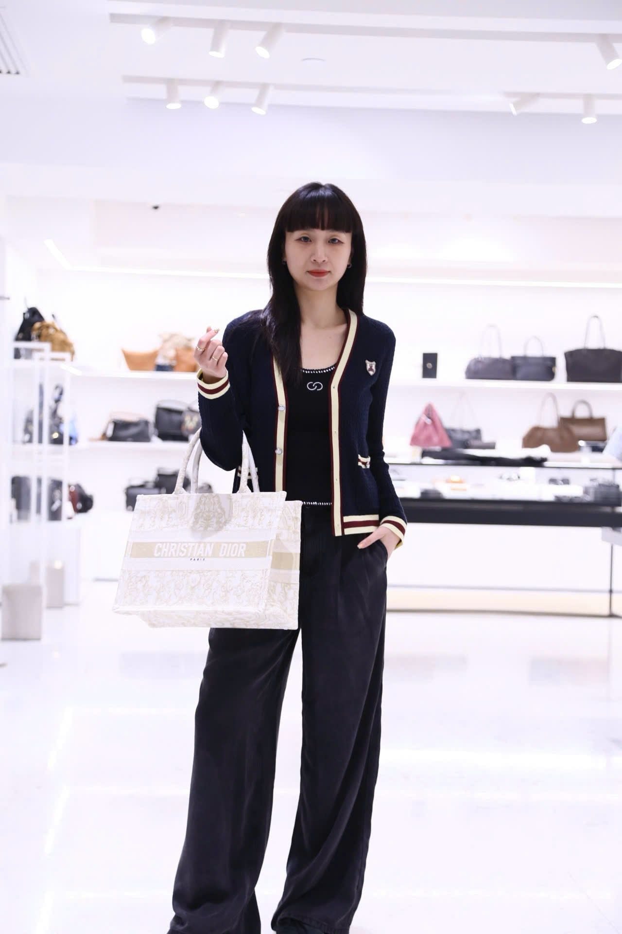  Áo CDG cổ V, màu xanh viền vàng, logo huy hiệu 