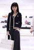 Áo CDG cổ V, màu xanh viền vàng, logo huy hiệu 