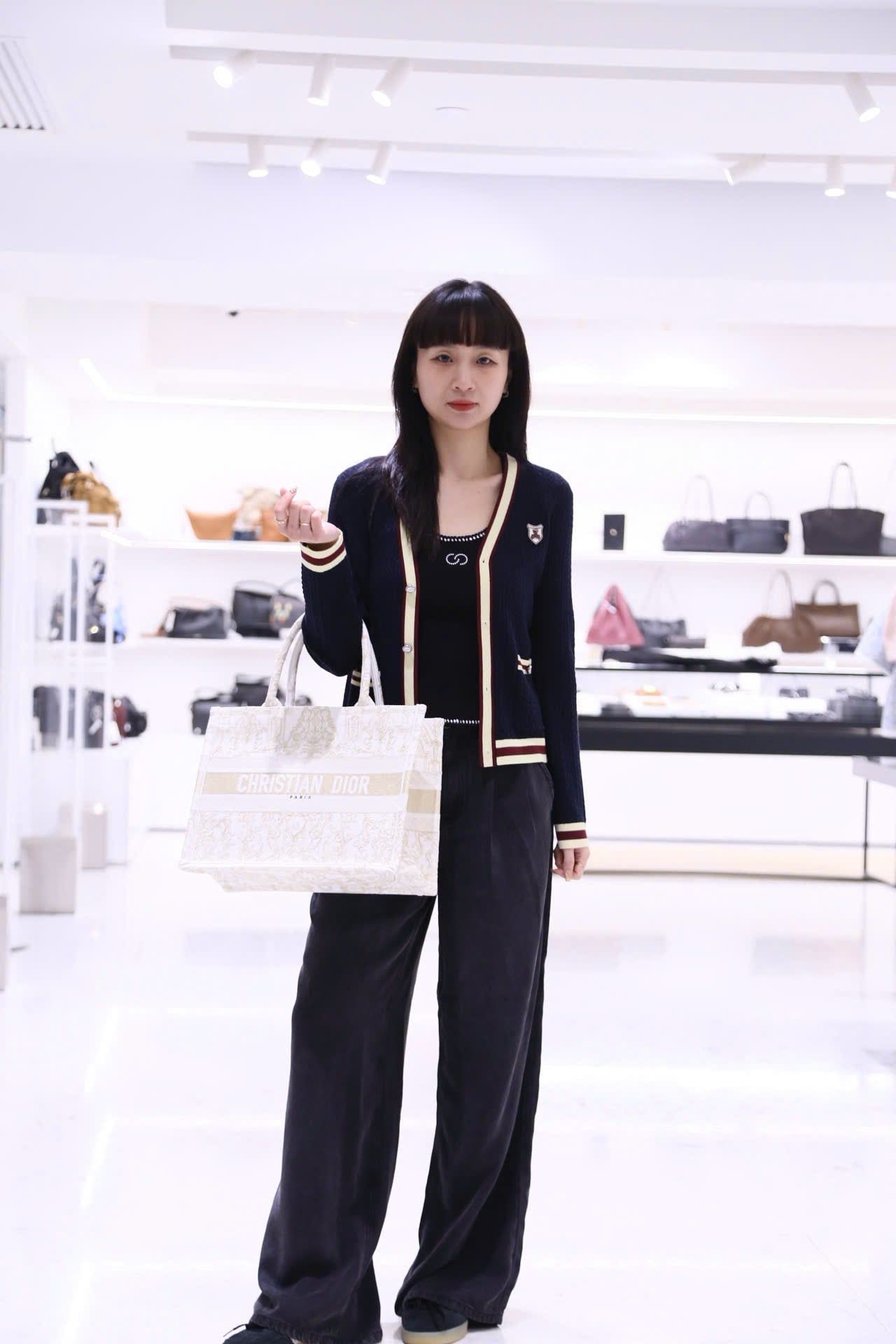  Áo CDG cổ V, màu xanh viền vàng, logo huy hiệu 