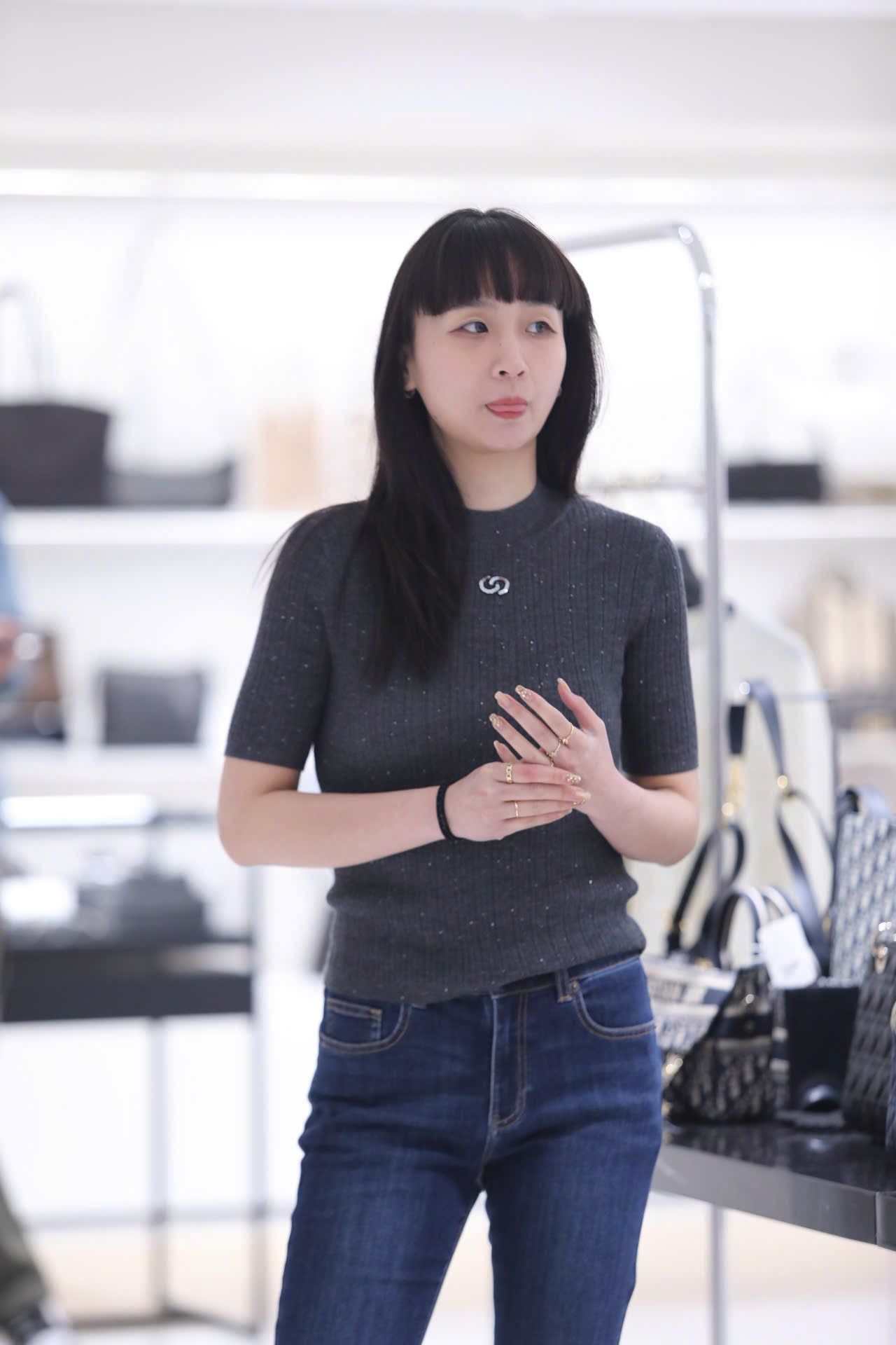  Áo len xám đính xequin lấp lánh 
