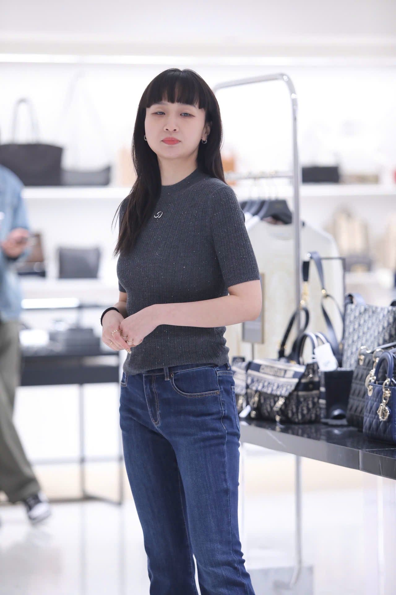  Áo len xám đính xequin lấp lánh 