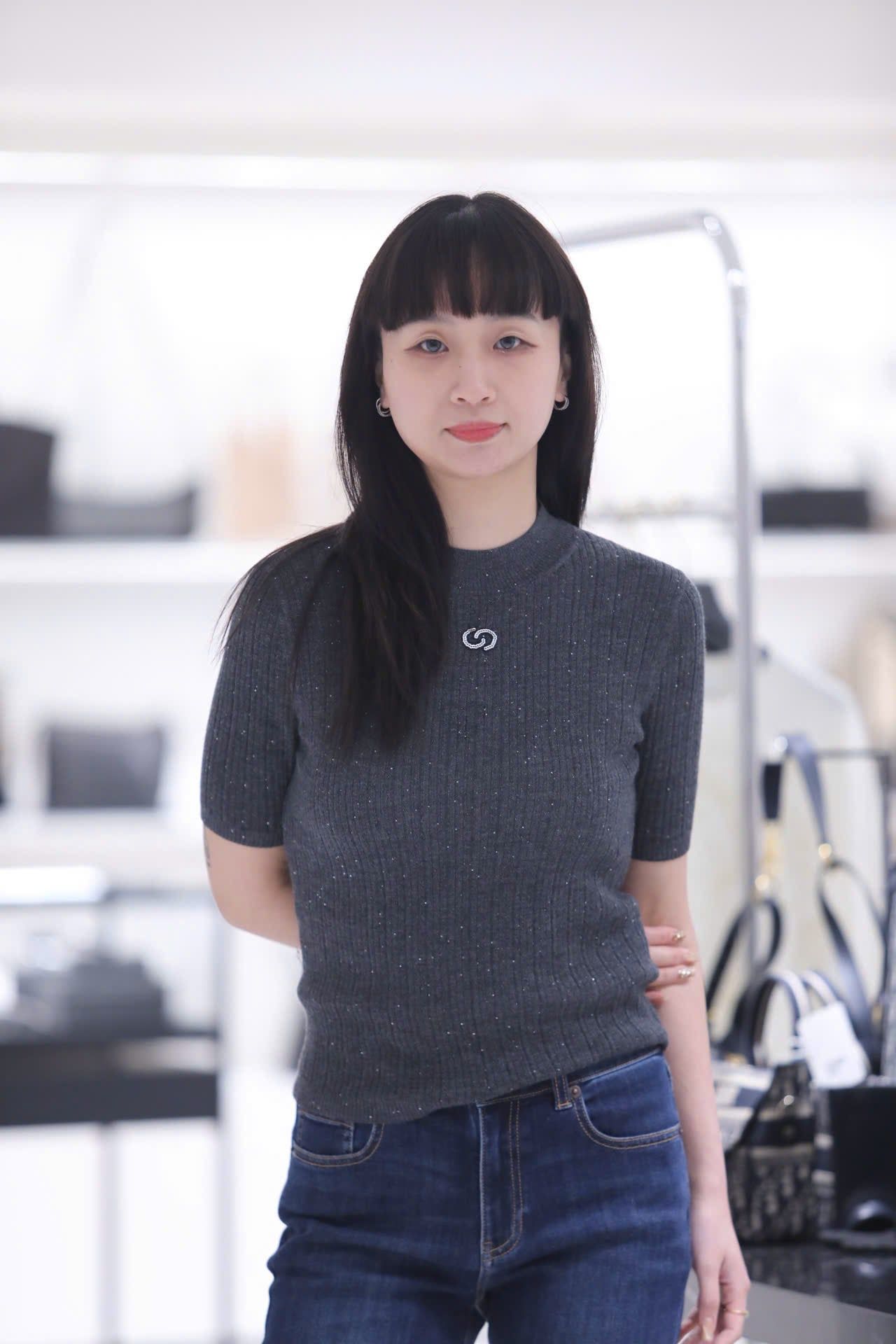  Áo len xám đính xequin lấp lánh 