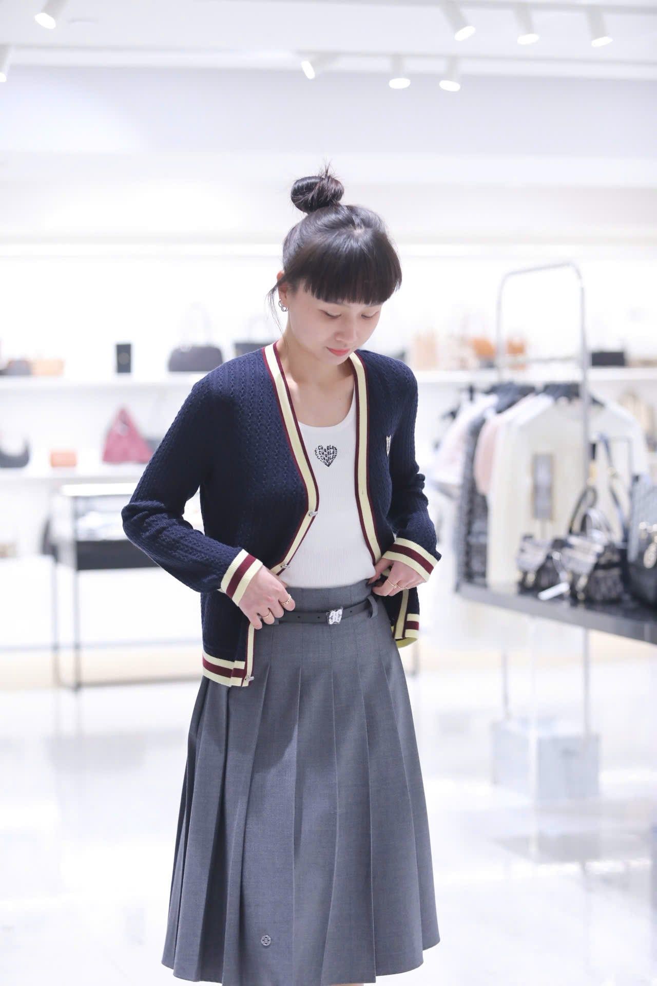  Áo CDG cổ V, màu xanh viền vàng, logo huy hiệu 