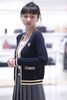  Áo CDG cổ V, màu xanh viền vàng, logo huy hiệu 