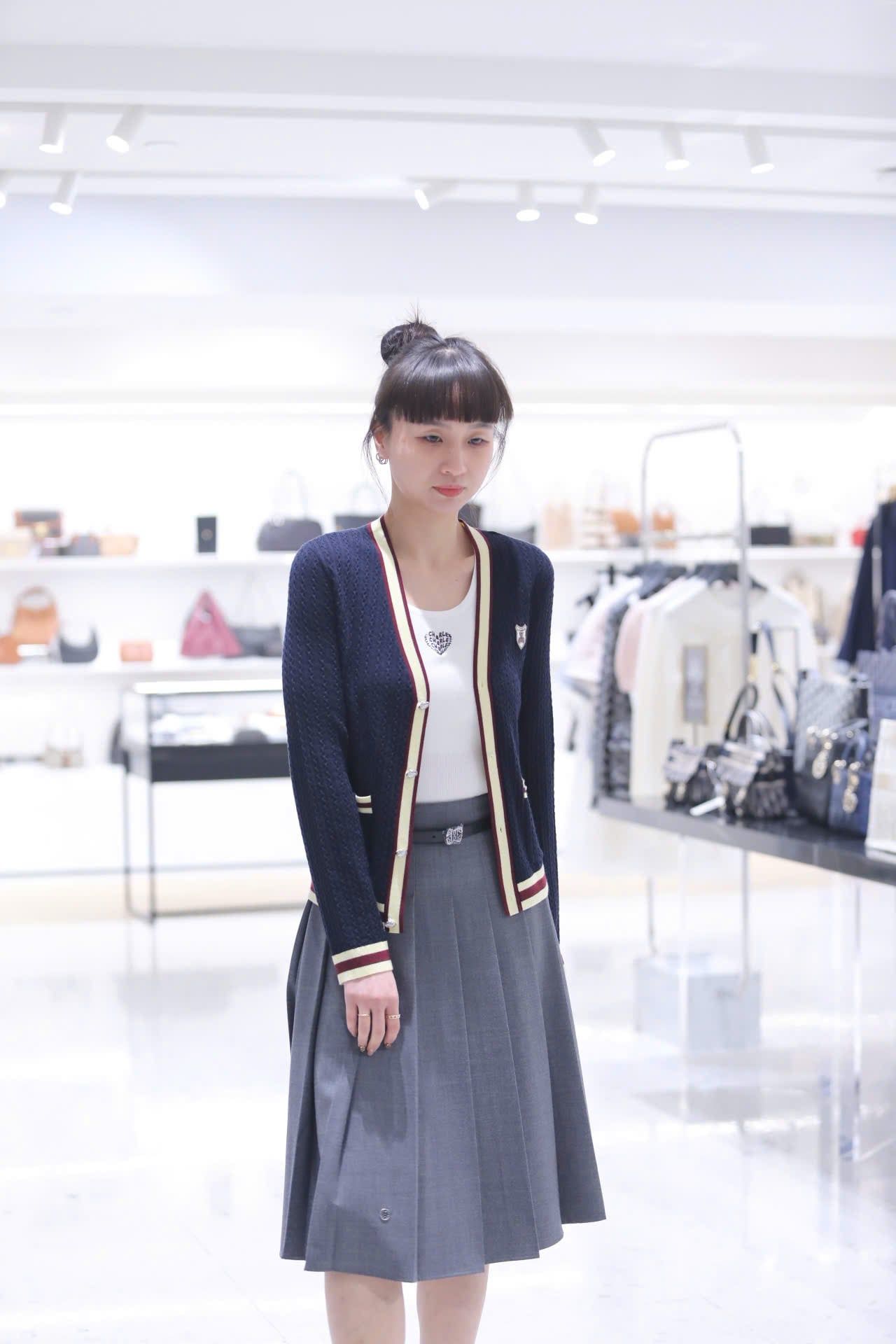  Áo CDG cổ V, màu xanh viền vàng, logo huy hiệu 