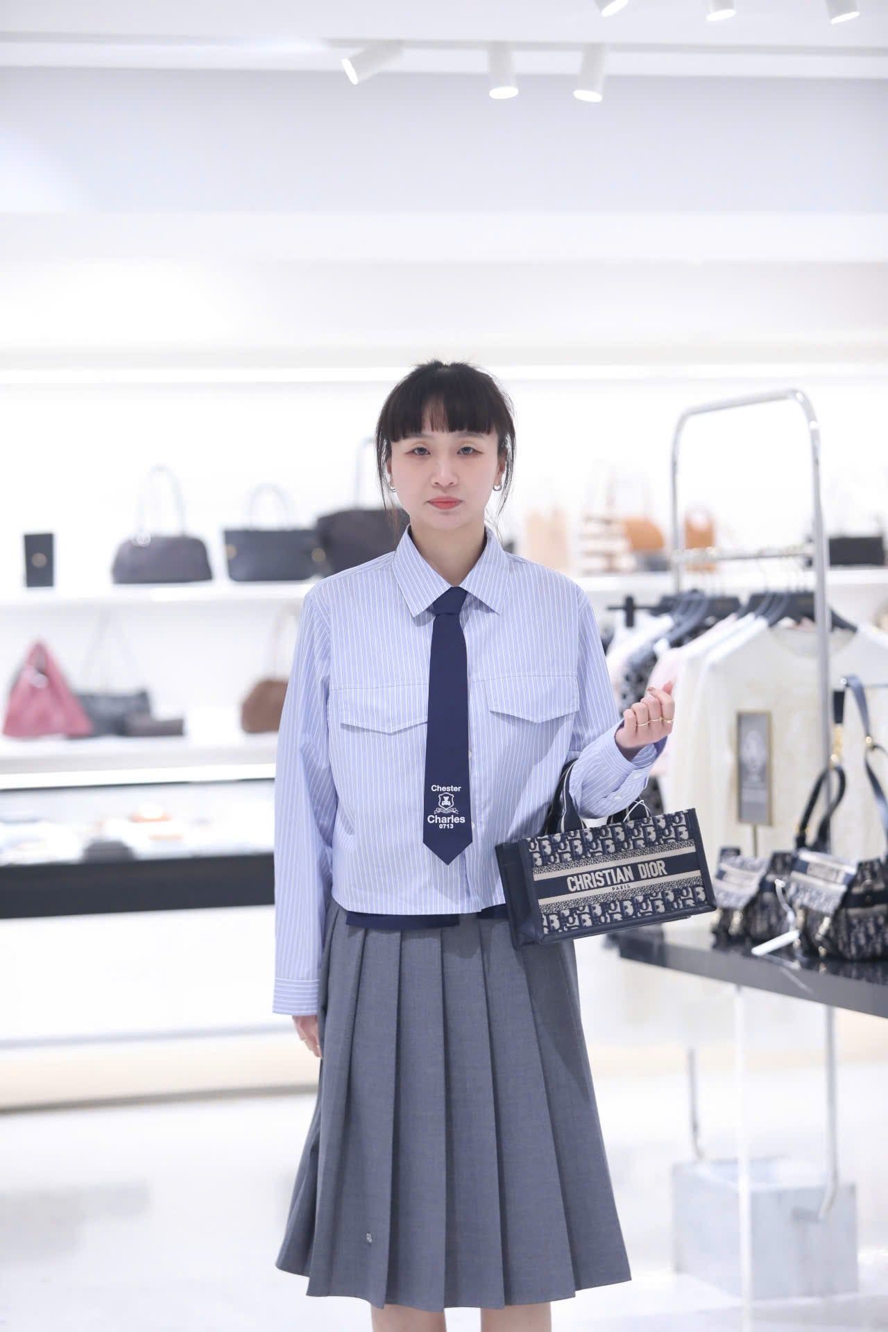  Áo sơ mi kẻ xanh kèm caravat 