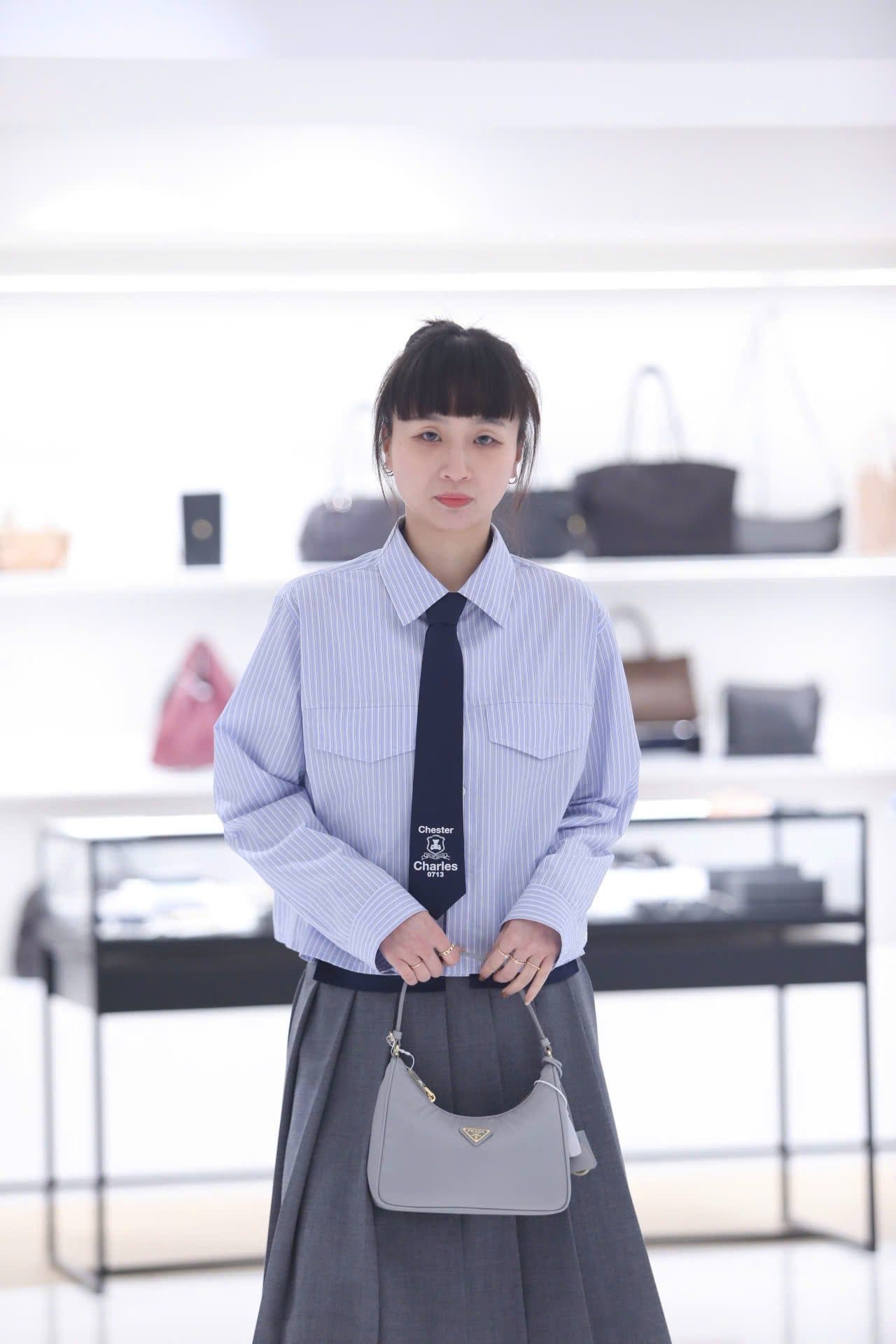  Áo sơ mi kẻ xanh kèm caravat 