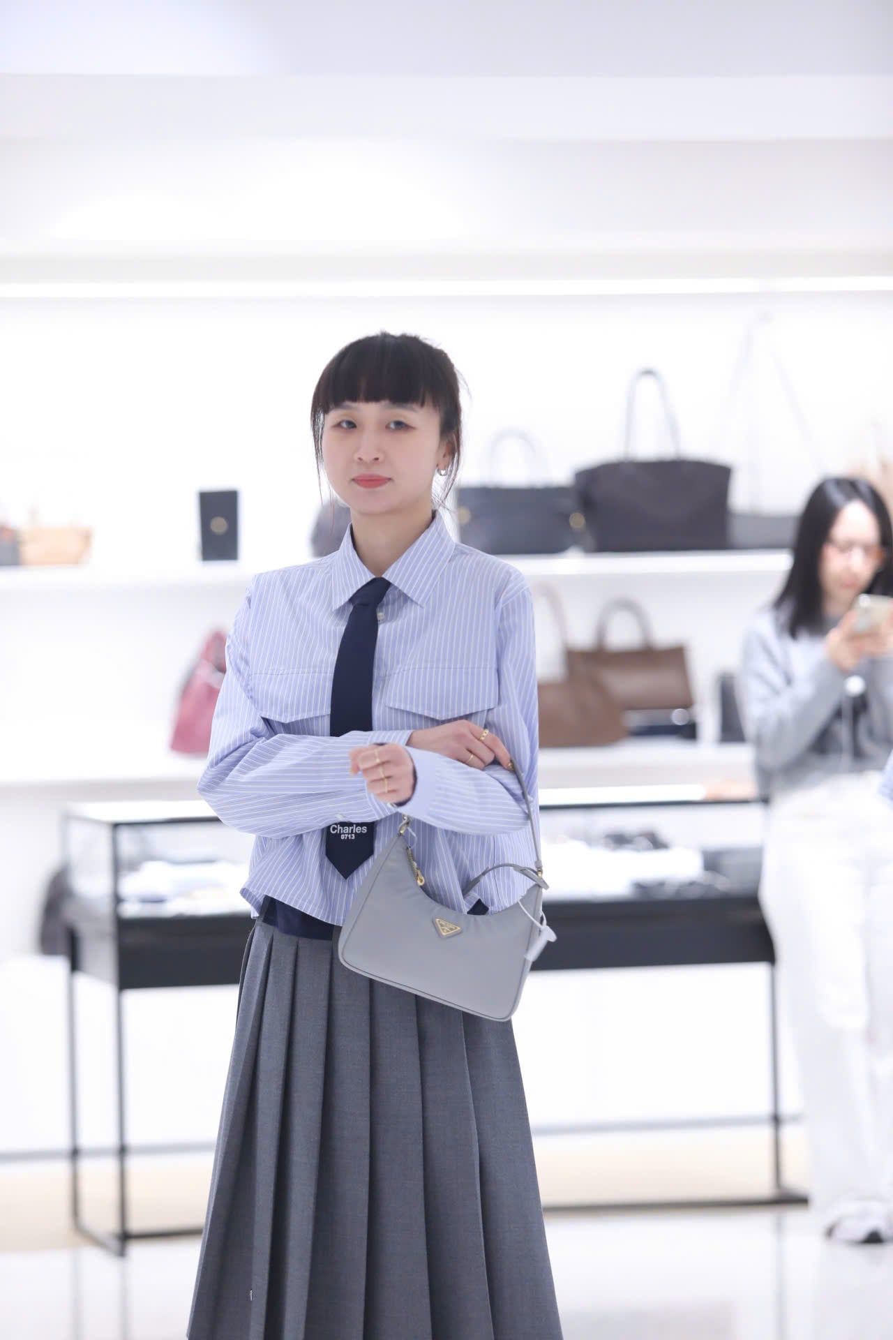  Áo sơ mi kẻ xanh kèm caravat 