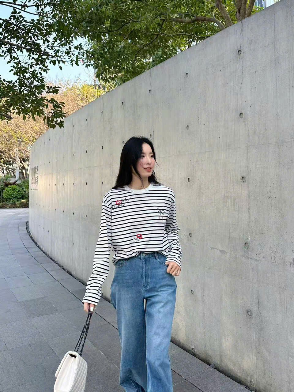  Áo thun dài tay sọc ngang có hoạ tiết 