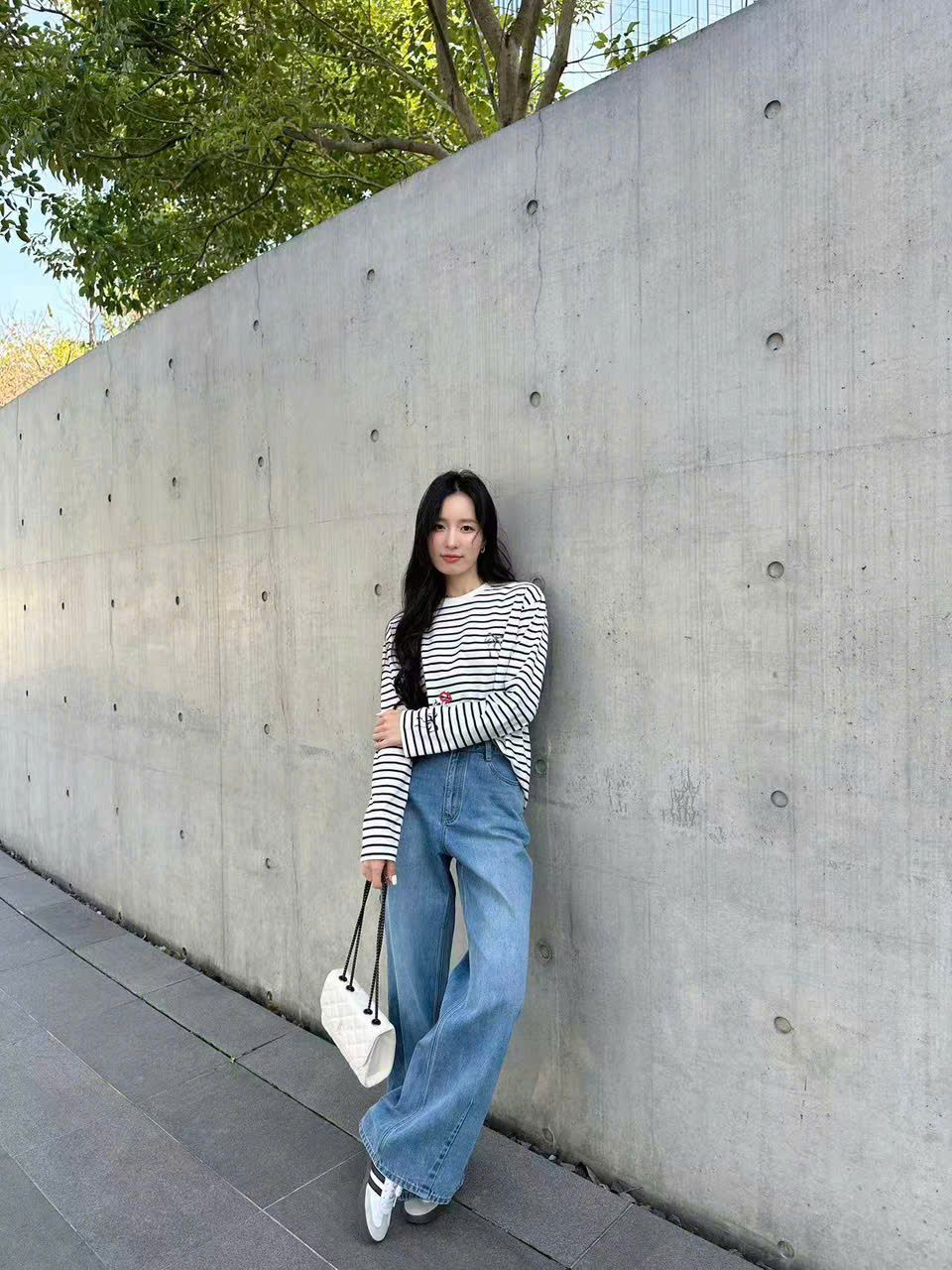  Áo thun dài tay sọc ngang có hoạ tiết 