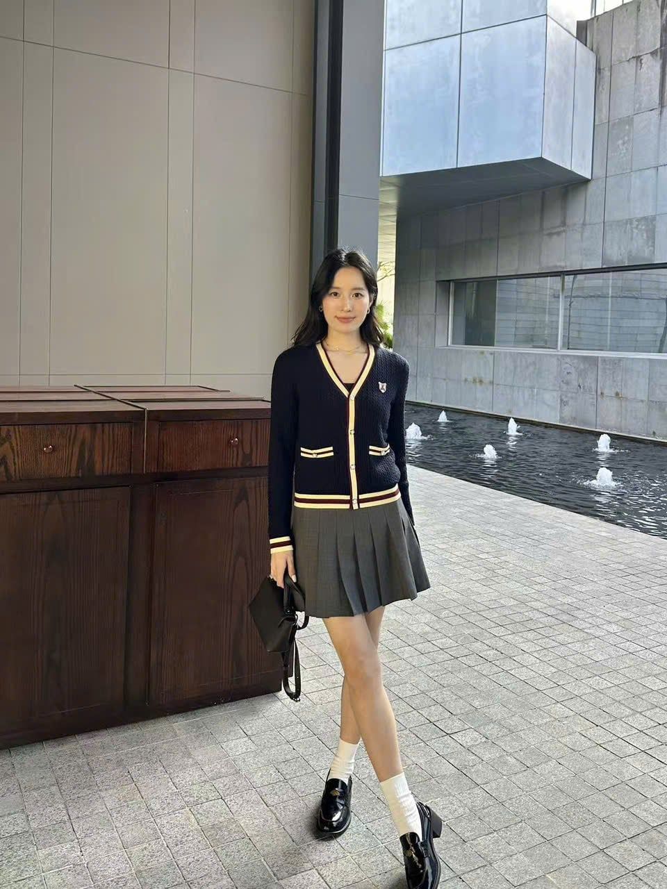  Áo CDG cổ V, màu xanh viền vàng, logo huy hiệu 