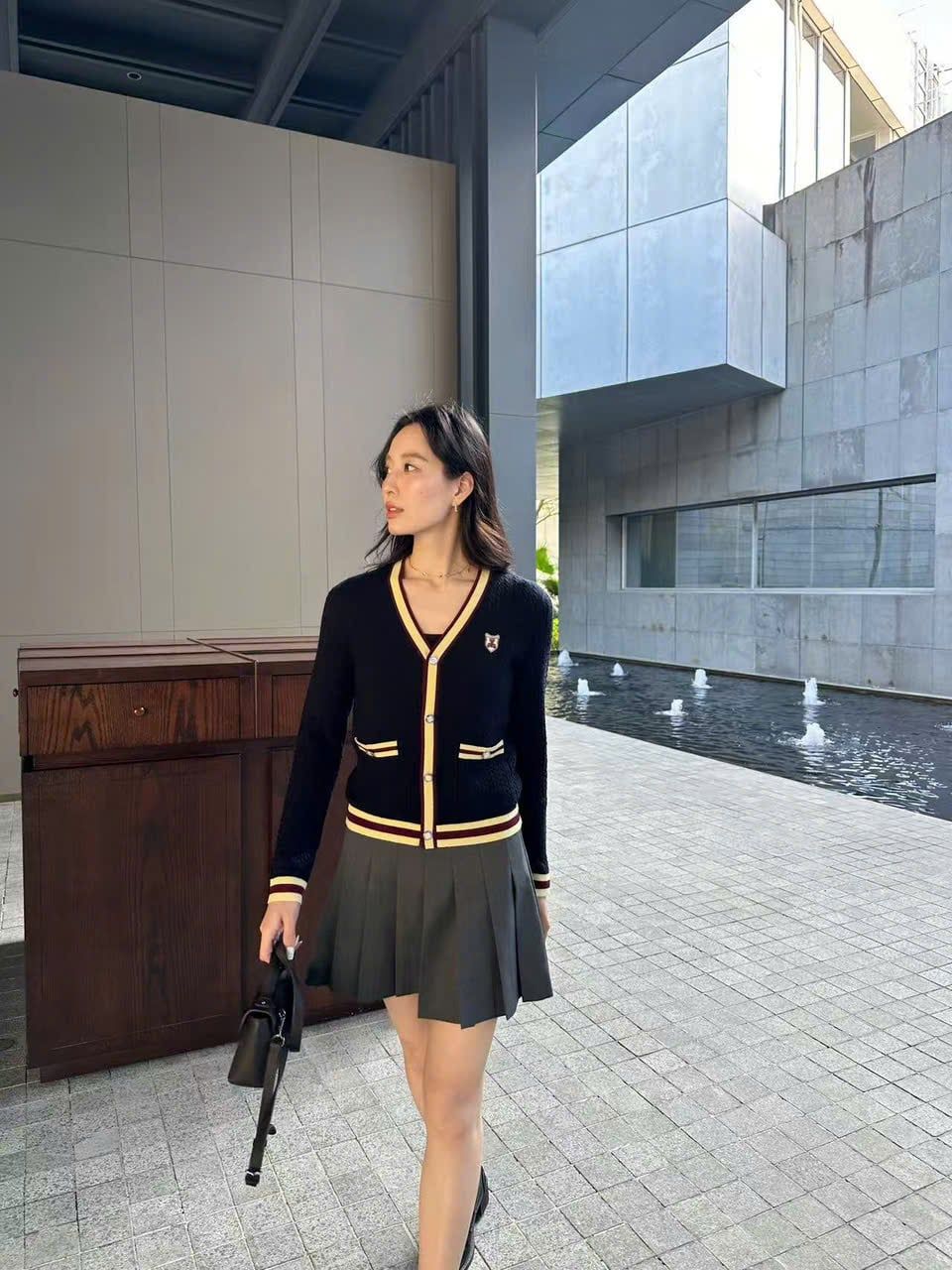  Áo CDG cổ V, màu xanh viền vàng, logo huy hiệu 