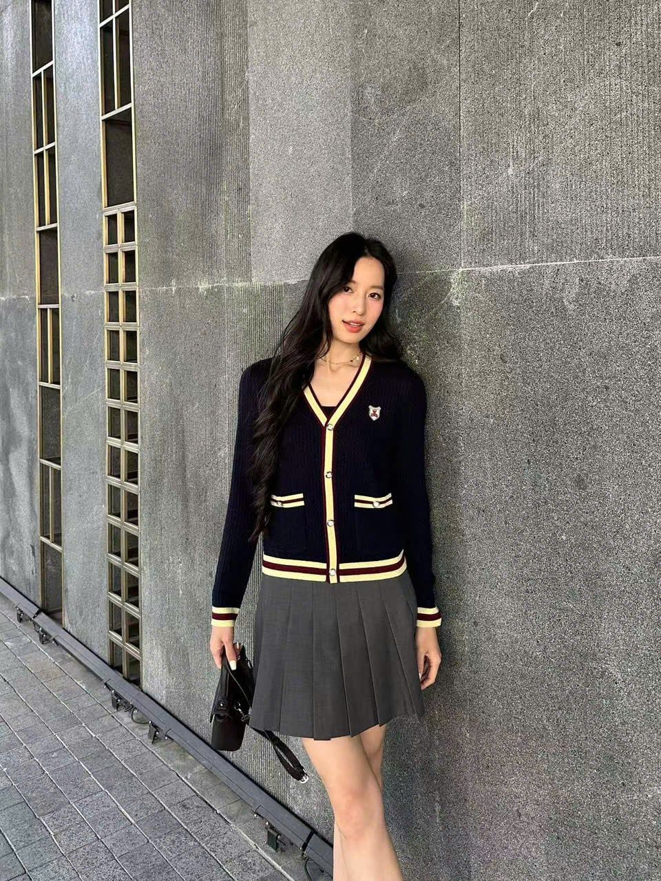  Áo CDG cổ V, màu xanh viền vàng, logo huy hiệu 