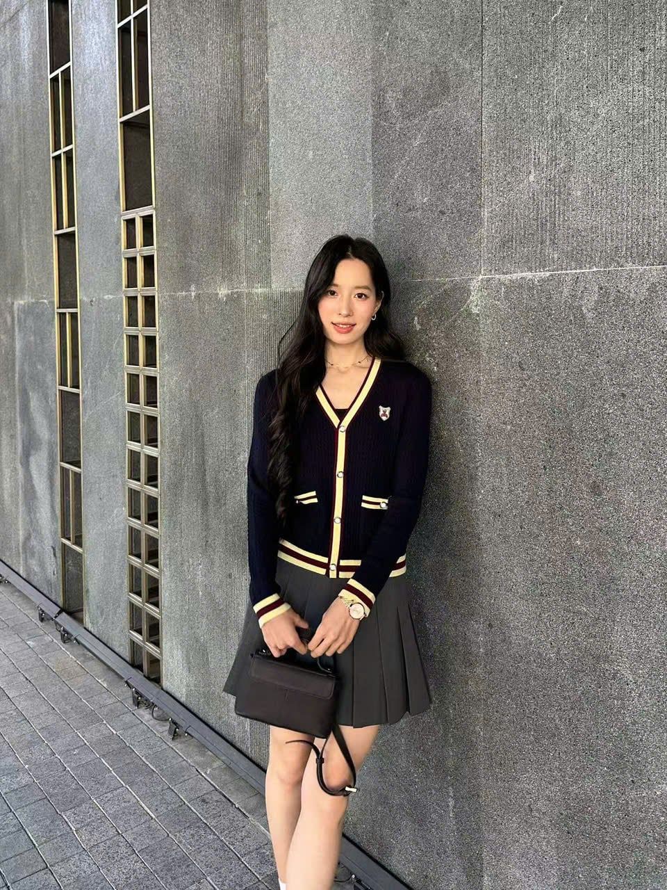  Áo CDG cổ V, màu xanh viền vàng, logo huy hiệu 