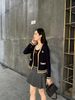  Áo CDG cổ V, màu xanh viền vàng, logo huy hiệu 