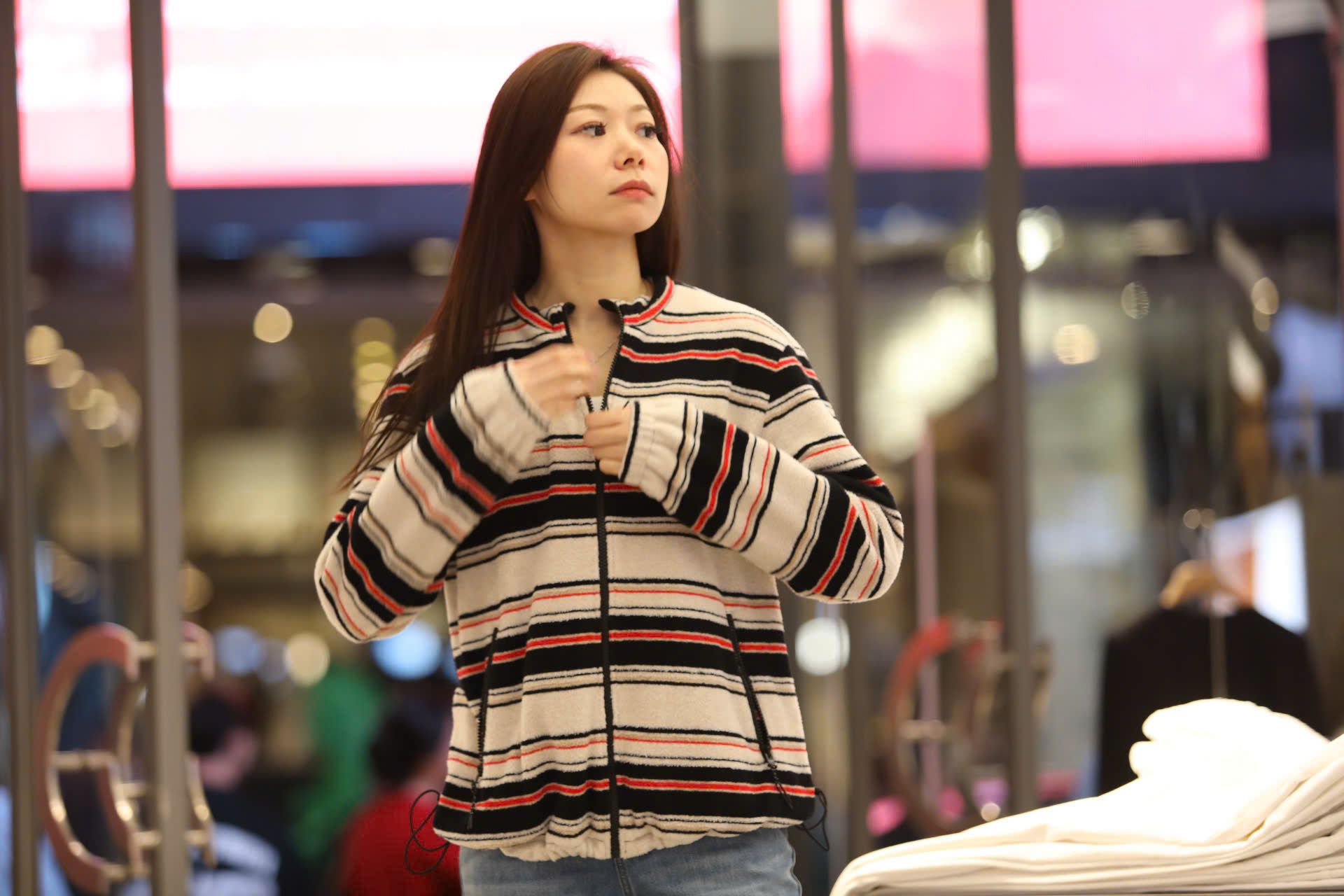  Áo khoác kẻ đỏ đen có mũ 