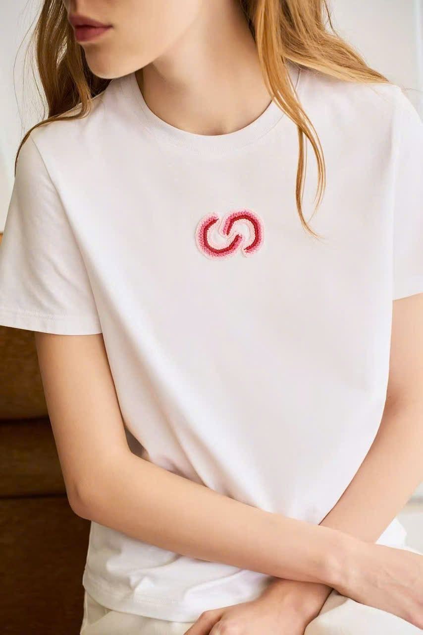  Áo phông trắng logo hồng thêu ngực 