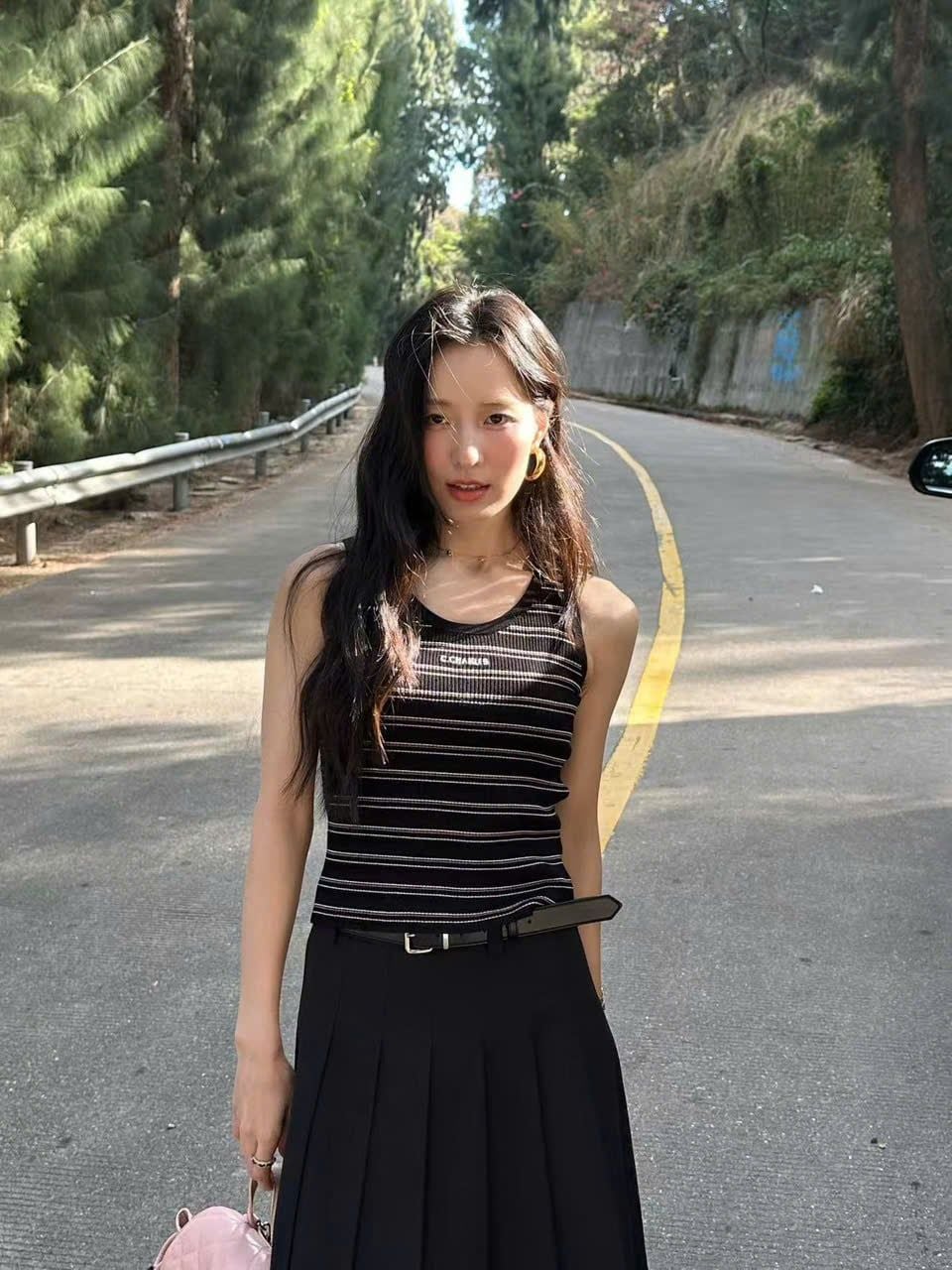  Áo tanktop kẻ đen trắng 
