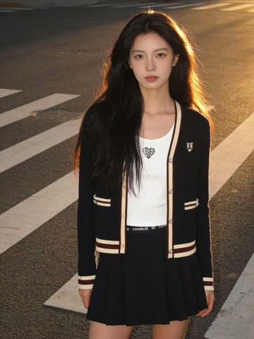  Áo CDG cổ V, màu xanh viền vàng, logo huy hiệu 