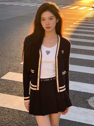  Áo CDG cổ V, màu xanh viền vàng, logo huy hiệu 