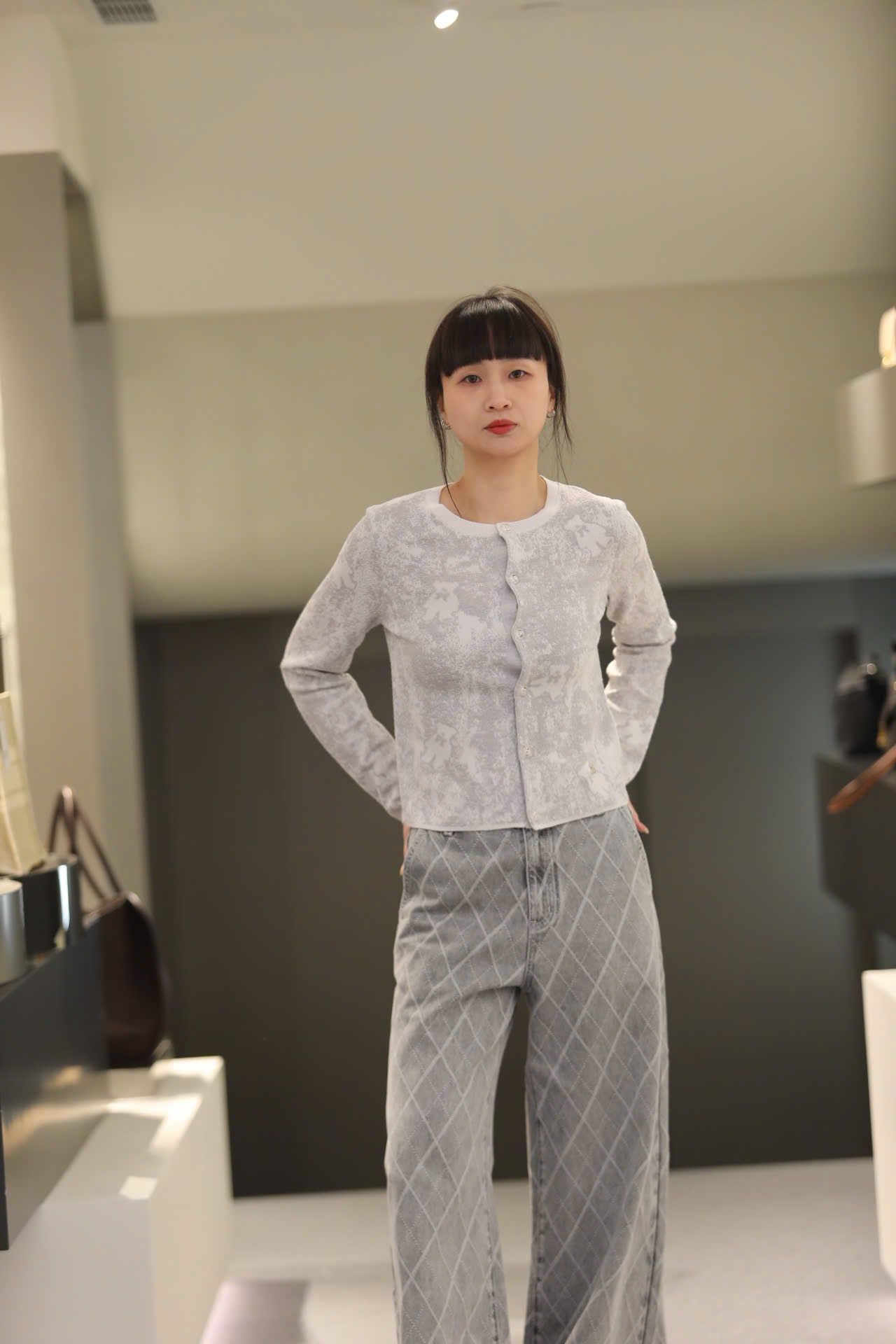  Áo CDG xám ánh kim, họa tiết gấu in chìm 