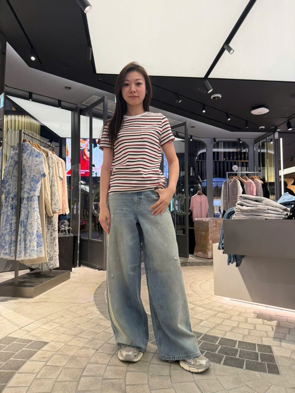  1.Quần jean xanh ống rộng mèo cào 