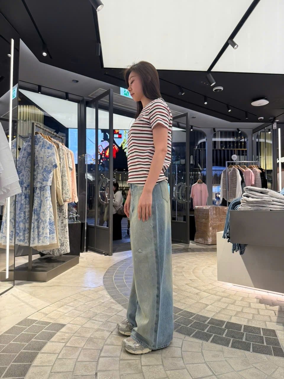  1.Quần jean xanh ống rộng mèo cào 