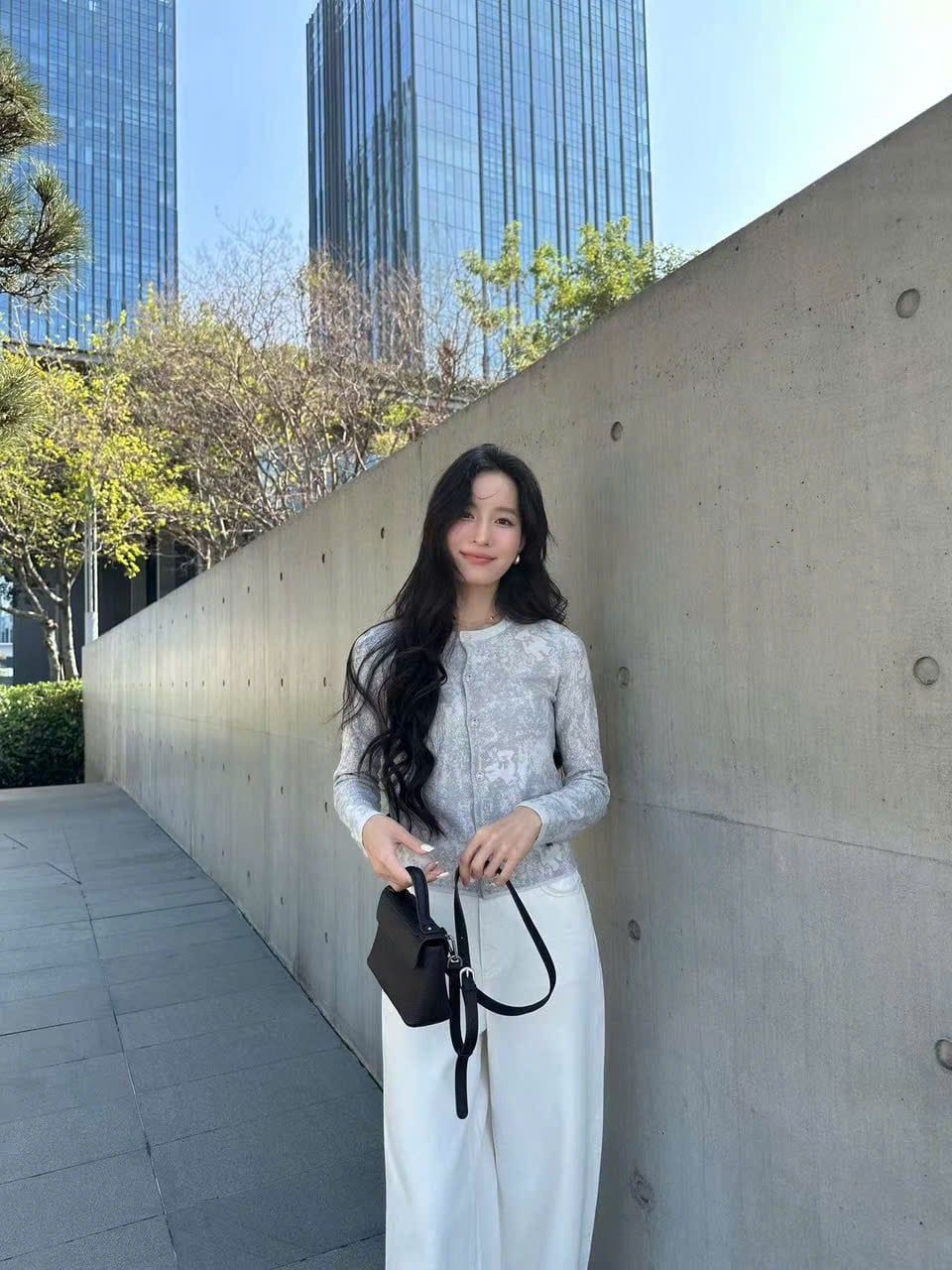  Áo CDG xám ánh kim, họa tiết gấu in chìm 