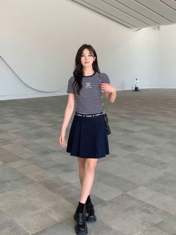  2.Chân váy đen ngắn xếp ly cạp chữ 0636 