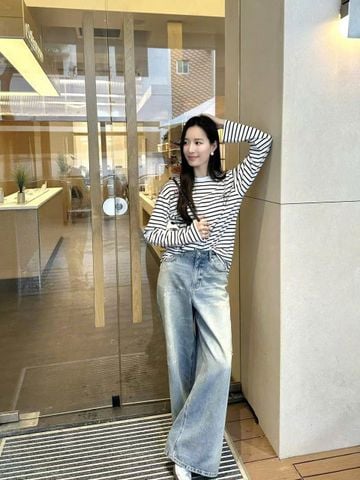  1.Quần jean xanh ống rộng mèo cào 