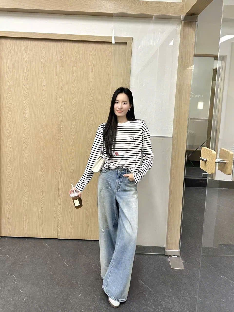  1.Quần jean xanh ống rộng mèo cào 