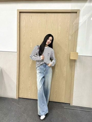  1.Quần jean xanh ống rộng mèo cào 