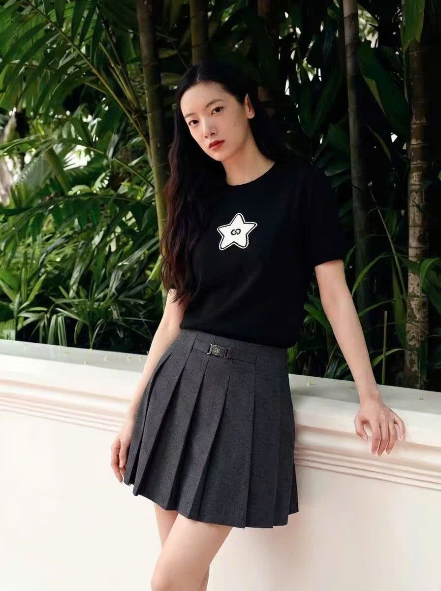  Áo đen ngắn tay sao hồng ngực 