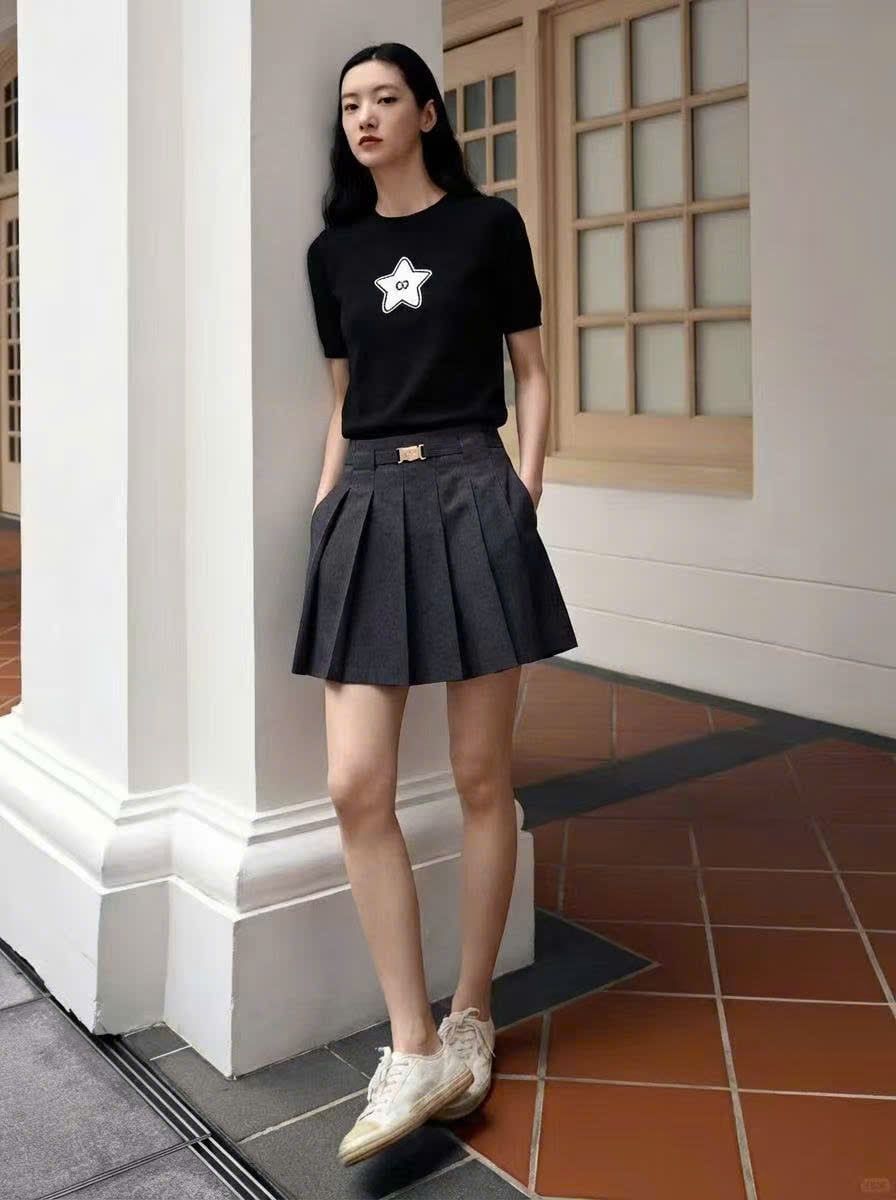  Áo đen ngắn tay sao hồng ngực 
