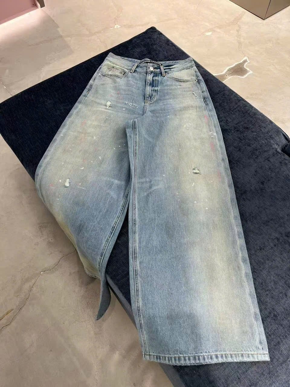  1.Quần jean xanh ống rộng mèo cào 