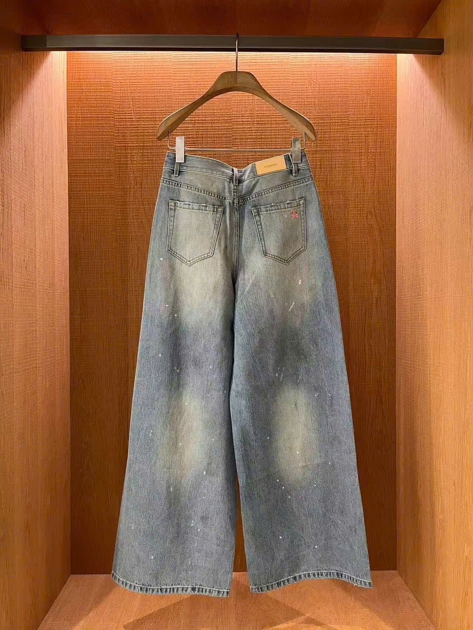  1.Quần jean xanh ống rộng mèo cào 