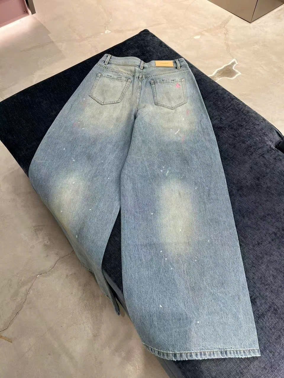  1.Quần jean xanh ống rộng mèo cào 