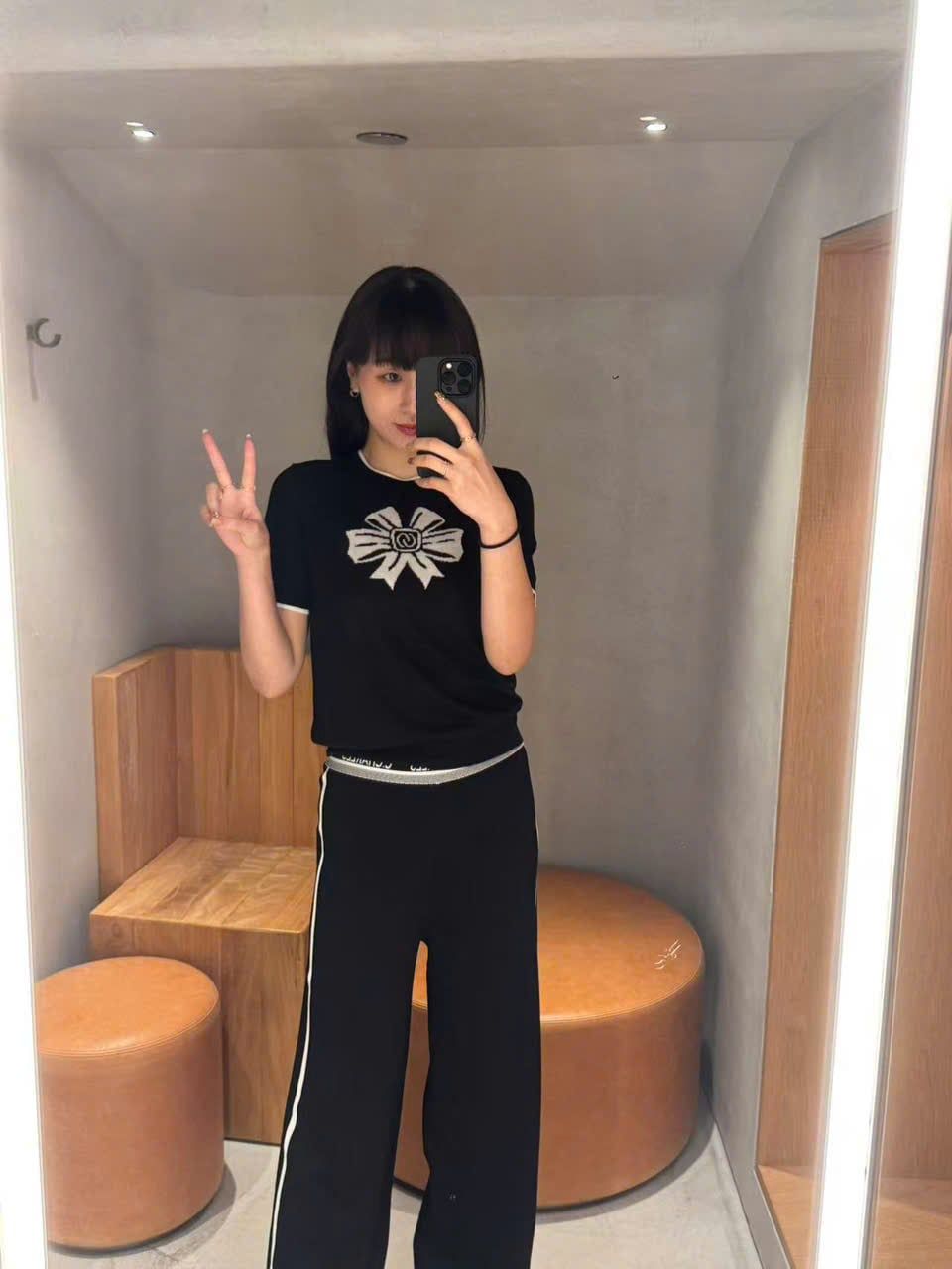  Áo thun đen nơ trắng 