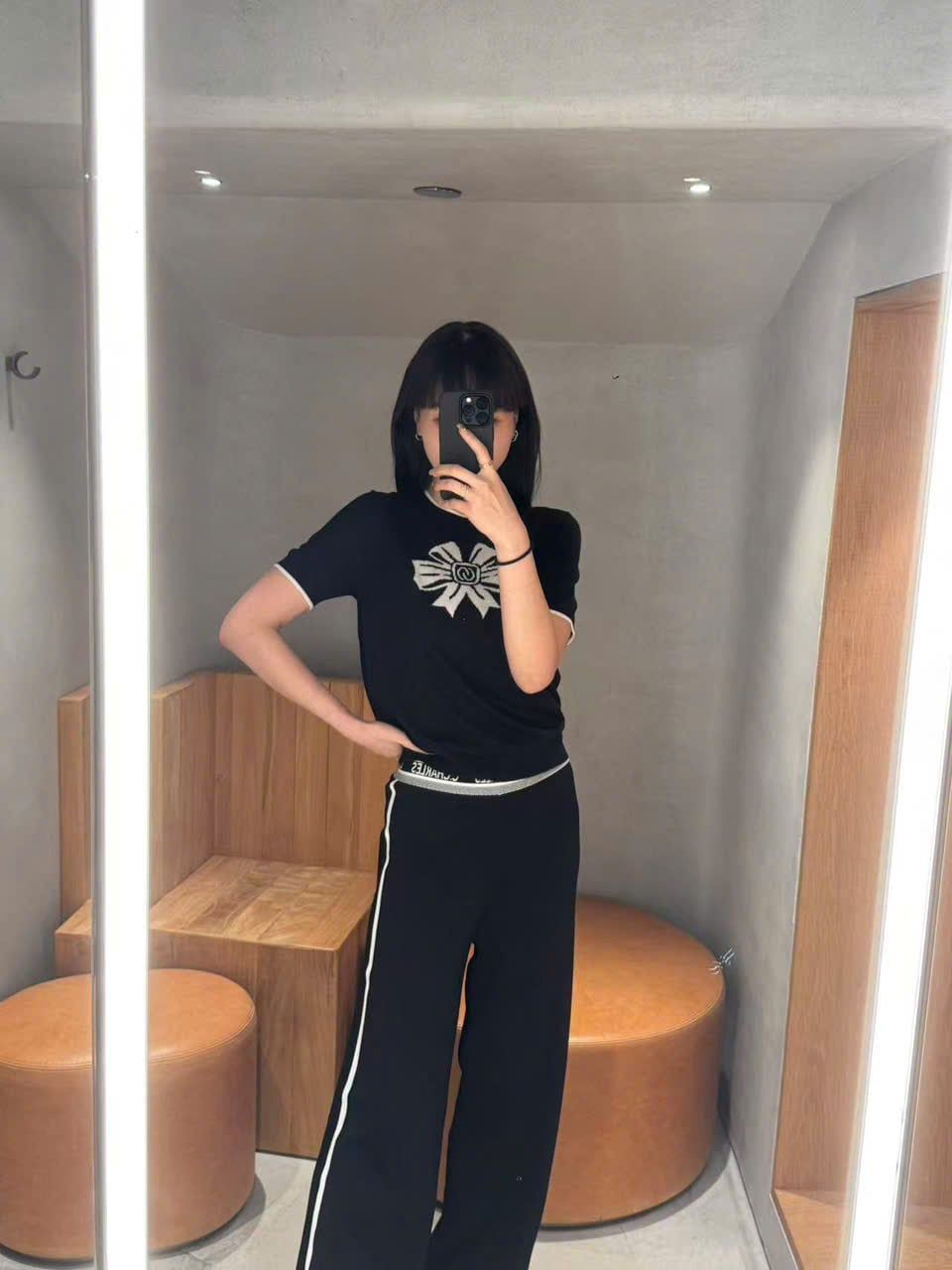  Áo thun đen nơ trắng 