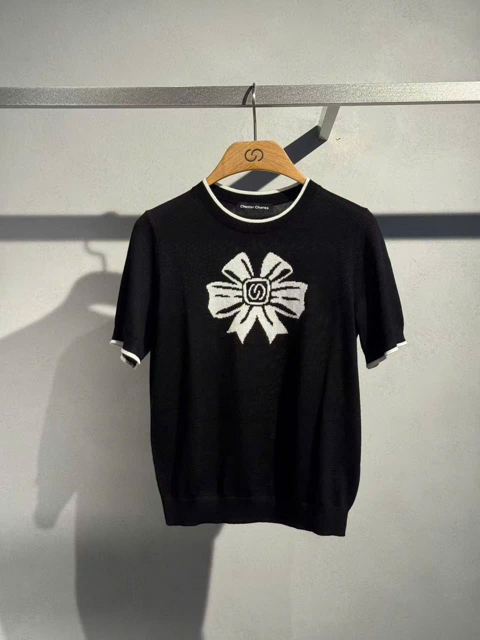  Áo thun đen nơ trắng 