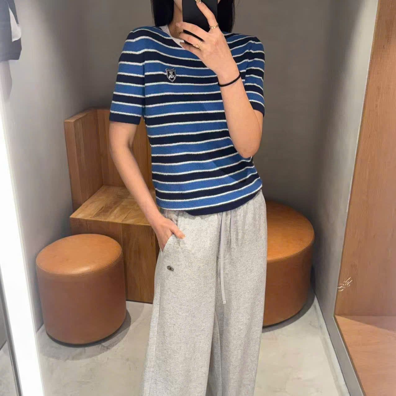  Áo thun kẻ xanh cổ viền trắng huy hiệu đính ngực 