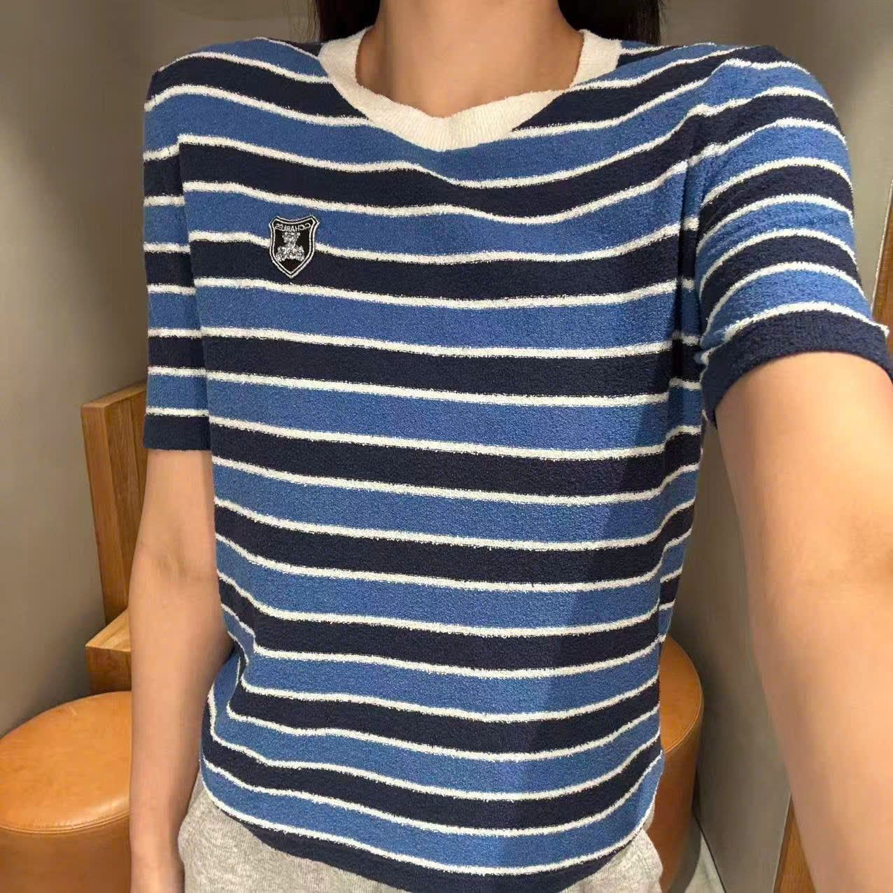  Áo thun kẻ xanh cổ viền trắng huy hiệu đính ngực 