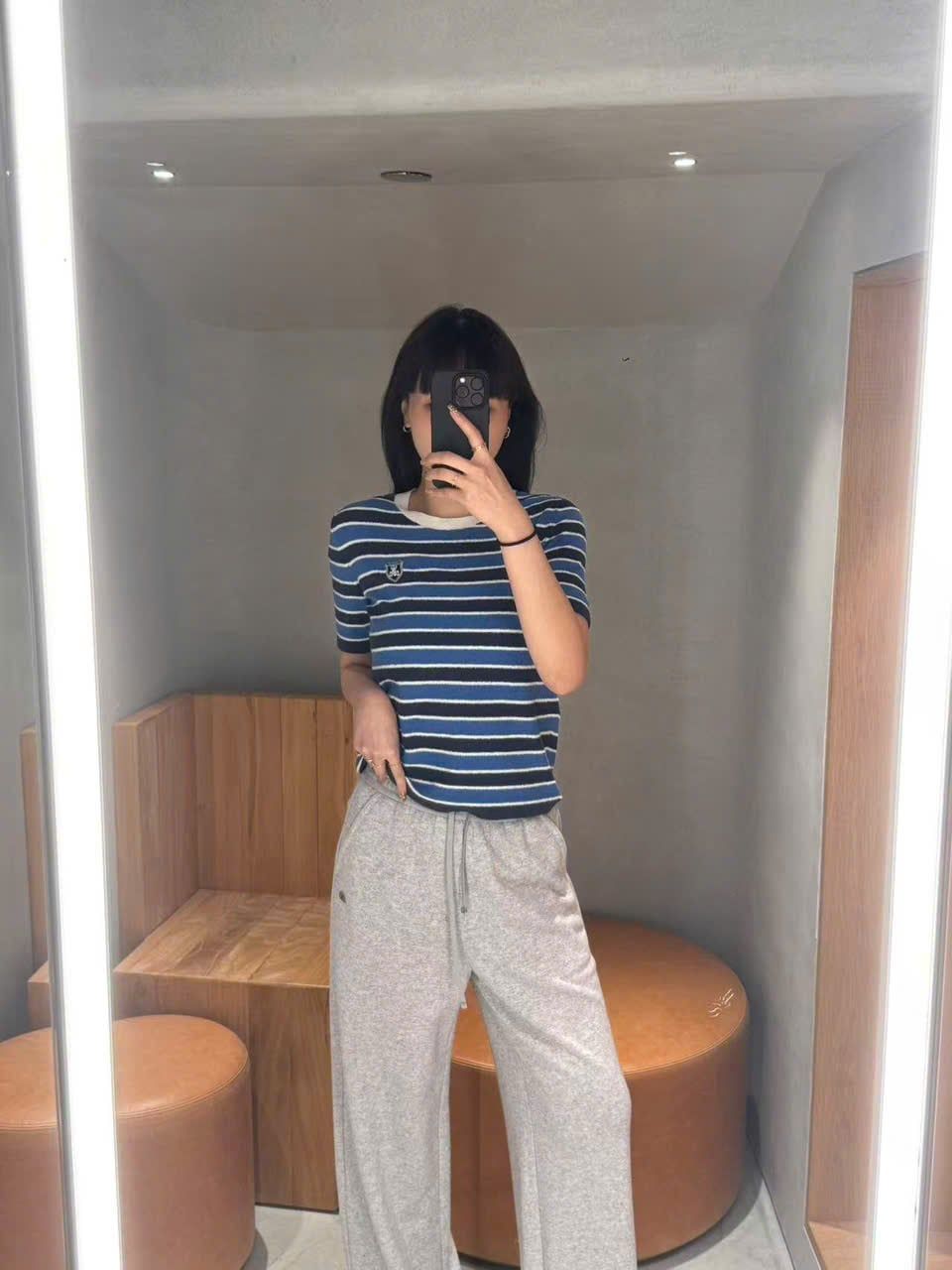  Áo thun kẻ xanh cổ viền trắng huy hiệu đính ngực 