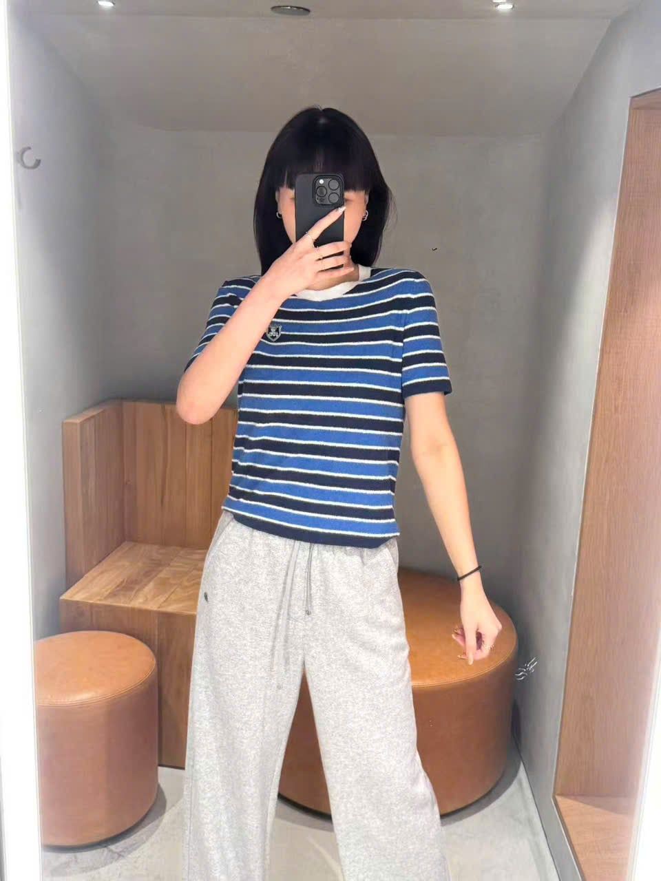  Áo thun kẻ xanh cổ viền trắng huy hiệu đính ngực 