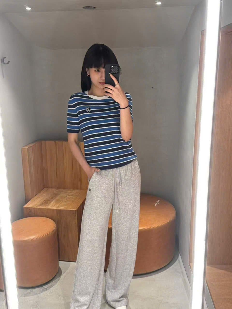  Áo thun kẻ xanh cổ viền trắng huy hiệu đính ngực 