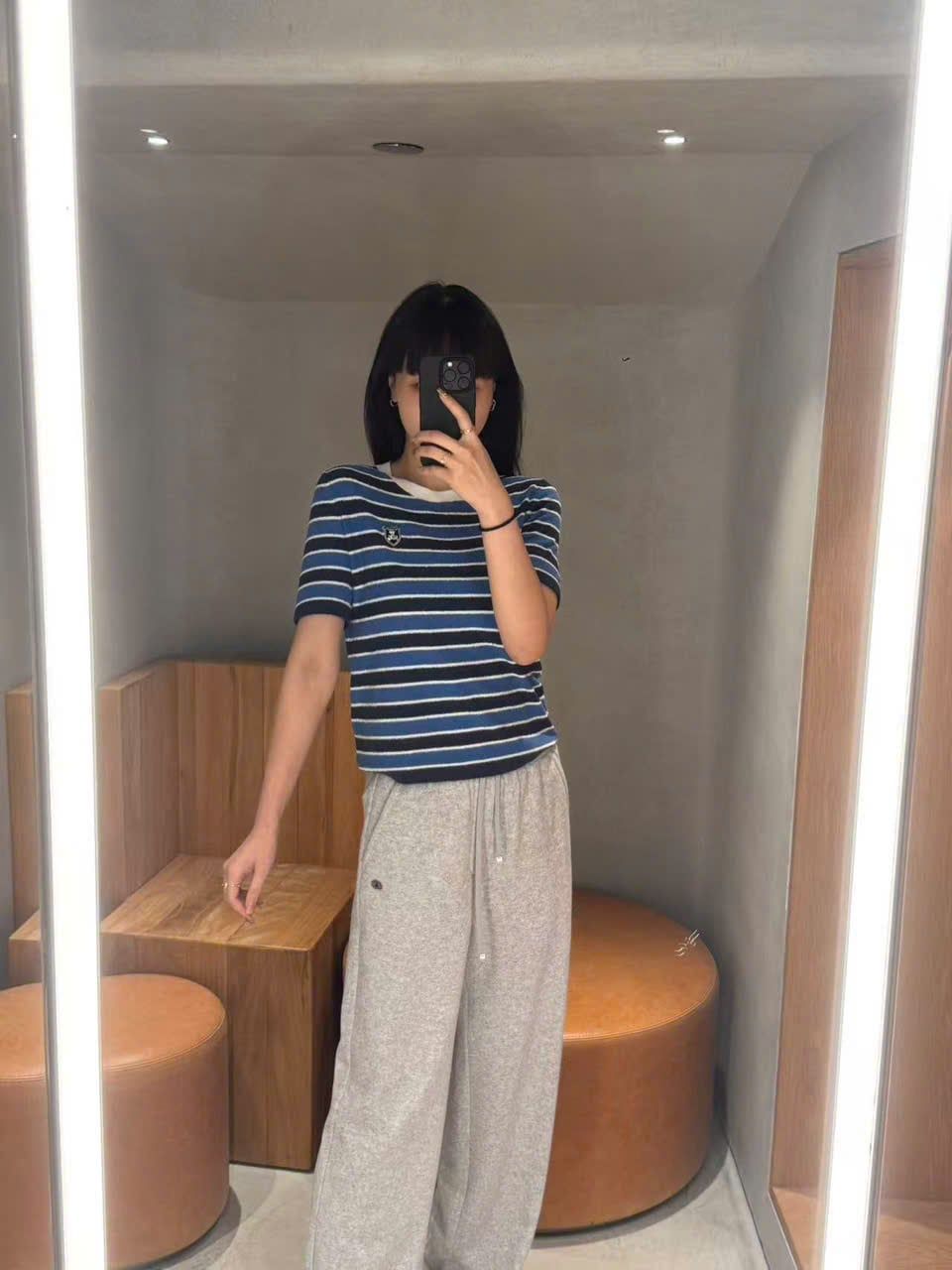  Áo thun kẻ xanh cổ viền trắng huy hiệu đính ngực 